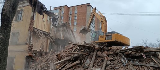 Промышленный снос и демонтаж зданий спецтехникой стоимость услуг и где заказать - Барнаул