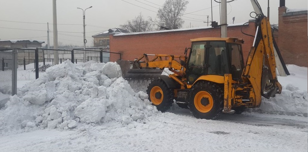 Экскаватор погрузчик для уборки снега и погрузки в самосвалы для вывоза в Рубцовске