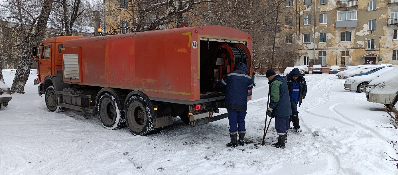 Прочистка канализации от засоров гидропромывочной машиной и специальным оборудованием в Новоалтайске