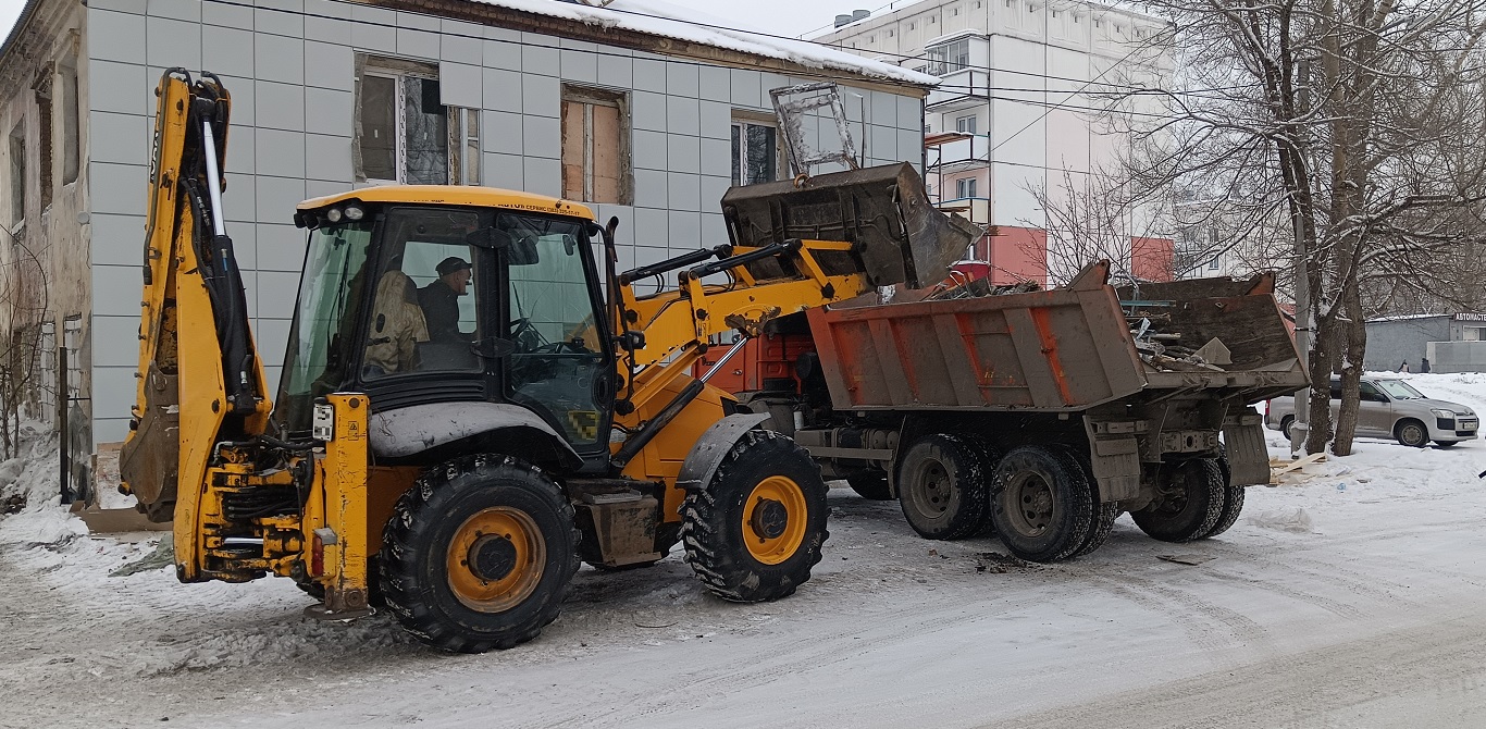 Уборка и вывоз строительного мусора, ТБО с помощью экскаватора и самосвала в Яровом