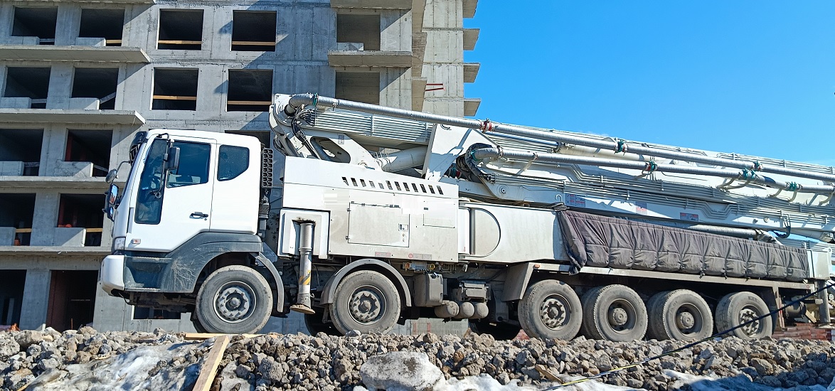 Услуги и заказ бетононасосов для заливки бетона в Барнауле